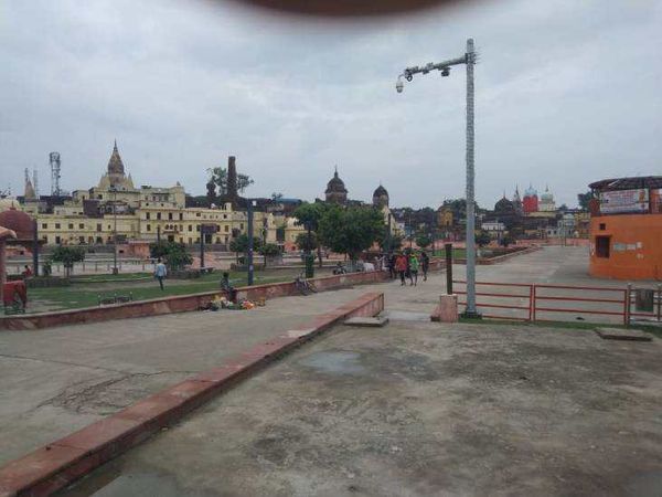 अयोध्या में काले घने बादल आसमान में छाए हैं। यहां रविवार को भारी बारिश हुई। आज भी बारिश की संभावना है।