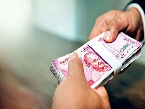 इंडिगो को चलाने वाली इंटरग्लोब की बात करें तो यह भी भारी-भरकम घाटे में रही है। इसका घाटा अप्रैल 2020 से मार्च 2021 के बीच 5,806 करोड़ रुपए का रहा है। पर इसके मार्केट कैप में 28 हजार करोड़ रुपए की बढ़त हुई है - Dainik Bhaskar