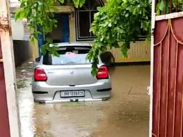 लगातार बारिश की वजह से घर में चार से पांच फीट पानी जमा हो गया।