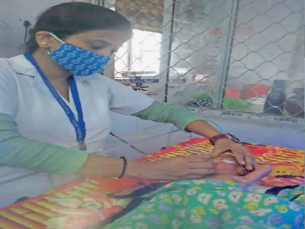 नवजात का इलाज करती एएनएम। - Dainik Bhaskar