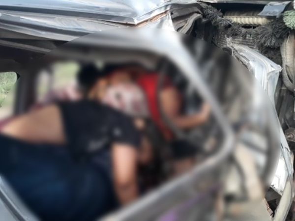 कार में फंसा हुआ महिला का शव। यह आपको विचलित कर सकता है, इसलिए हमने इसे धुंधला कर दिया है।