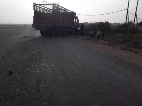 कार और ट्रक में आमने सामने से टक्कर हुई थी।