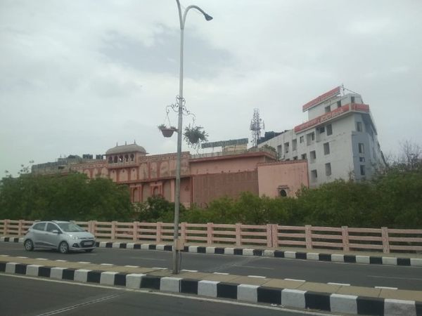 जयपुर के जेएलएन मार्ग मालवीय नगर स्थित स्टॉक एक्सचेंज की बिल्डिंग।