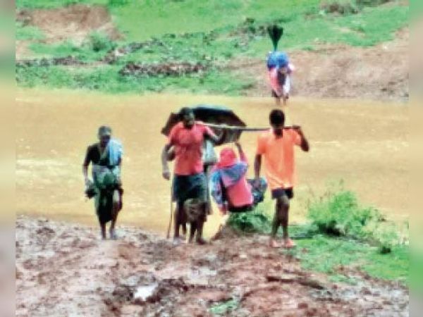 नाला पार करने के बाद ऐसे मरीज को ले जाते हैं हॉस्पिटल