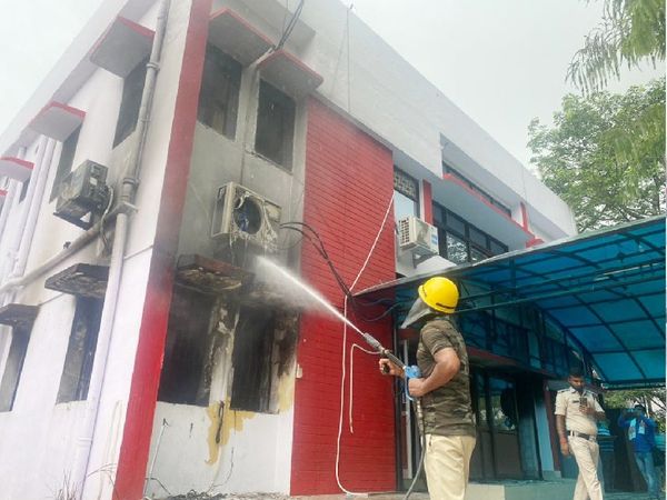 आग पर काबू पाते फायरब्रिगेड के कर्मी।