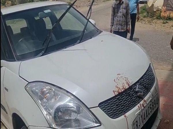 कार पर लगे खून के निशान