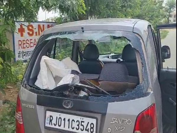 गोली लगने से कार के पीछे का शीशे टूटा।