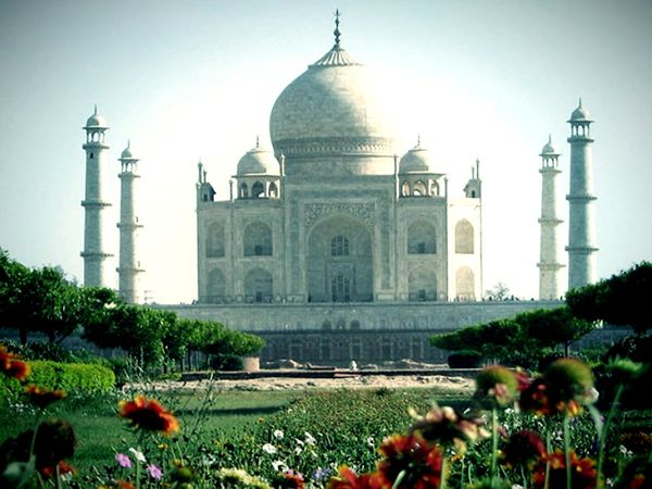20 हजार से ज्यादा कारीगरों ने दिन-रात मेहनत करके 22 साल में ताजमहल को पूरा किया।