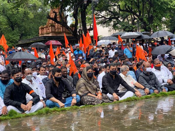 ज्यादातार लोग काले कपड़े और काले मास्क पहनकर इस आंदोलन में शामिल हुए हैं।