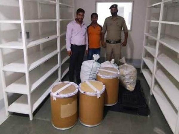 कांगड़ा के सूरजपुर में ट्यूलिप फॉर्मूलेशन प्राइवेट लिमिटेड कंपनी में कार्रवाई के लिए पहुंची टीम सील की गई दवाओं के साथ। - Dainik Bhaskar