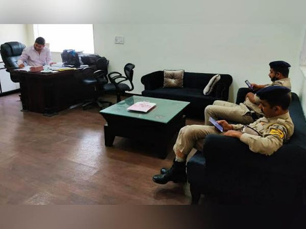 कार्रवाई के दौरान कंपनी के ऑफिस में मौजूद अधिकारी।