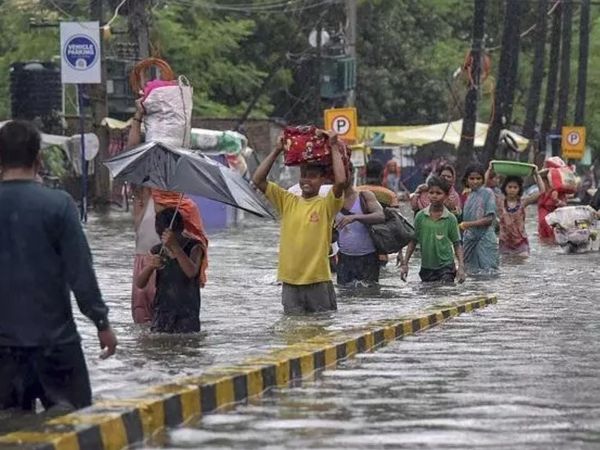 बिहार के पूर्वी-पश्चिमी चंपारण और गोपालगंज जिलों में भारी बारिश का अलर्ट जारी किया है।