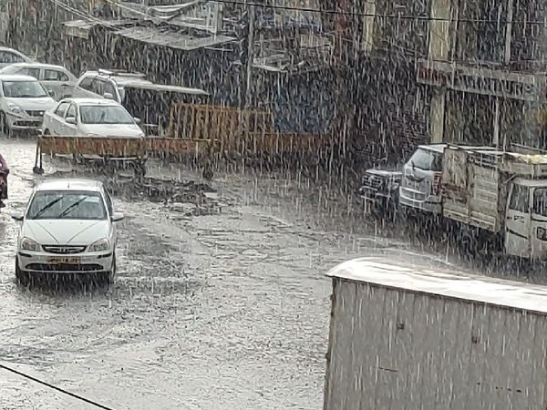 तस्वीर राजधानी भोपाल की है। यहां 15 मिनट की बारिश में पूरा शहर भीग गया।