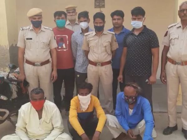 वारदात की फिराक में तीन आरोपी चढ़े पुलिस के हत्थे: 2 कट्टे सहित जिंदा कारतूस बरामद, वारदात को अंजाम देने का जंगल में बना रहे थे प्लान