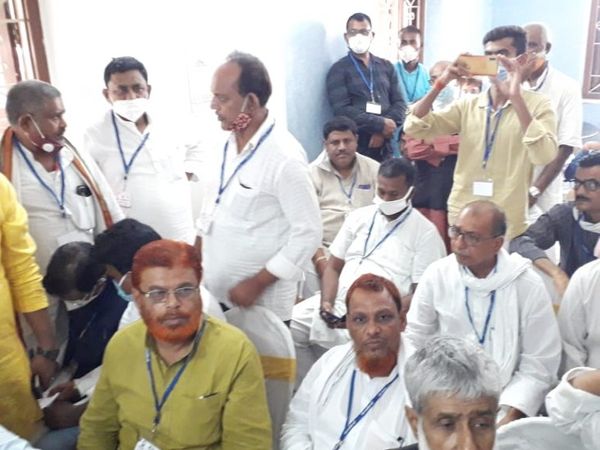 कार्यकारिणी की बैठक में शामिल होने के लिए पहुंचे नेता।