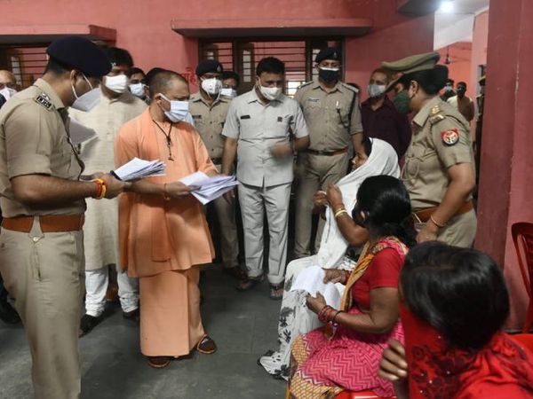 जनता दरबार में समस्याएं सुनते मुख्यमंत्री योगी आदित्यनाथ।