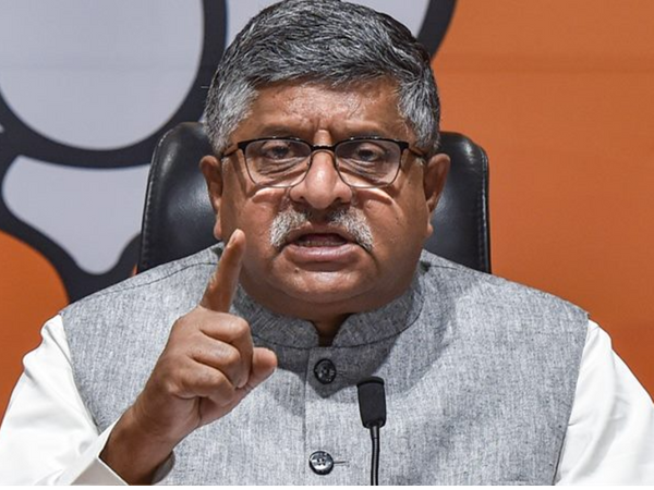 ट्विटर के इंटरमेडियरी स्टेटस (सरंक्षण) को खत्म करने के सवाल पर रविशंकर ने कहा कि ये फैसला सिर्फ उनका नहीं है। - Dainik Bhaskar