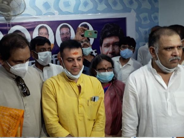 सूरजभान सिंह के साथ LJP के कई सांसद।