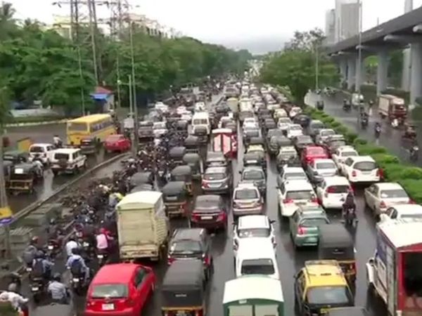 मुंबई के पश्चिमी एक्सप्रेस हाइवे पर बुधवार को हल्की बारिश के बाद जाम लग गया।