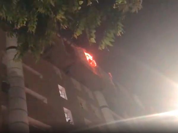 दमकल कर्मचारियों ने 12 बजे के आसपास आग पर काबू पा लिया।