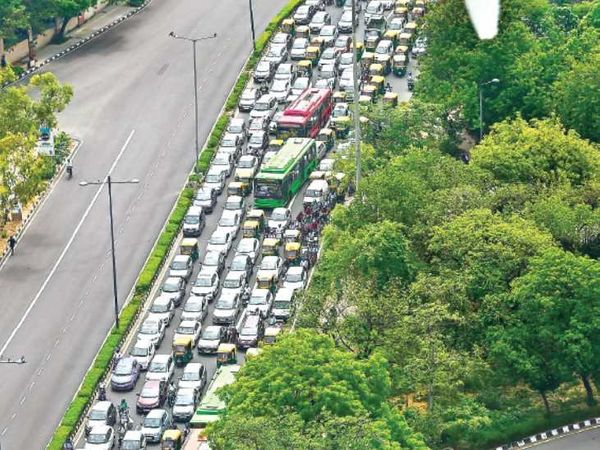 तस्वीर दिल्ली की है। यहां शाम बारिश के चलते लंबा जाम लग गया।