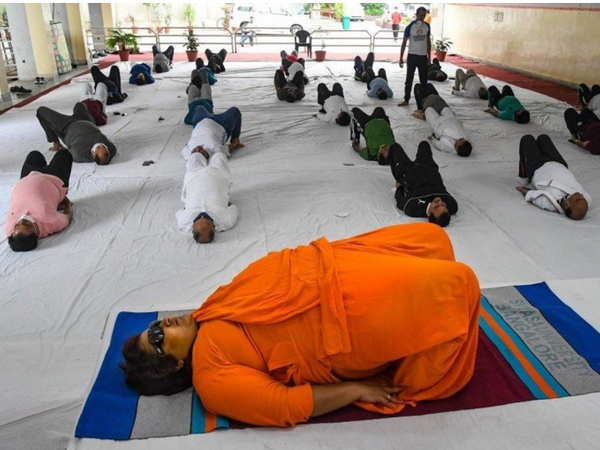 साध्वी प्रज्ञा 'योग: जीवन जीने का एक तरीका' नामक सेशन को वर्चुअली होस्ट करेंगी। - Dainik Bhaskar