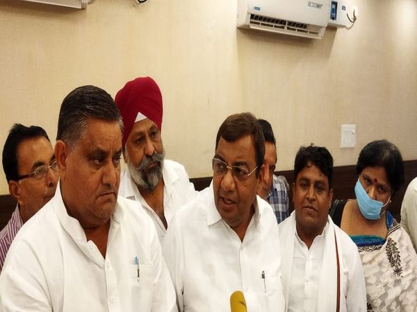 खोरी वालों के समर्थन में आए आम आदमी पार्टी के सांसद सुशील गुप्ता