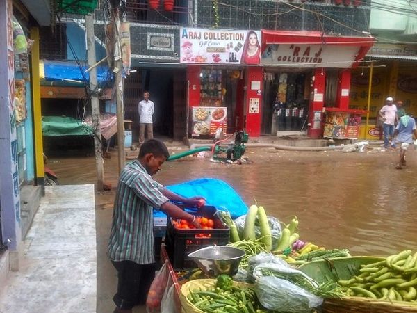 तस्वीर राजधानी पटना के पॉर्श इलाके की है। यहां तेज बारिश से सड़क पर पानी भरा गया।