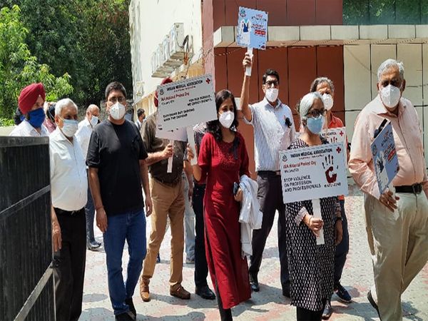 शहर के डॉक्टरों ने हाथ में बैनर लेकर विरोध जताया