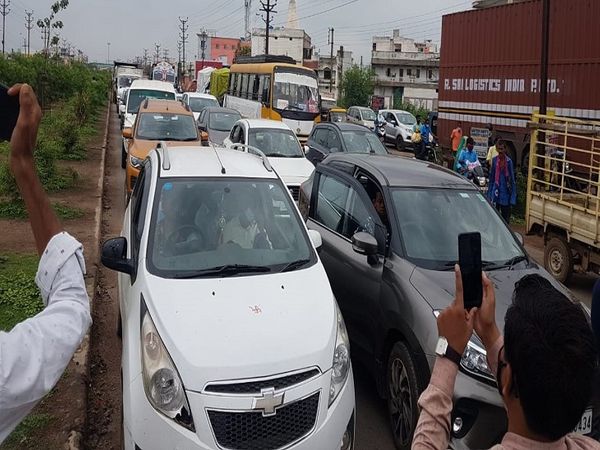कांग्रेस के चक्काजाम की वजह से सड़क पर घंटों इस तरह का जाम लगा रहा।