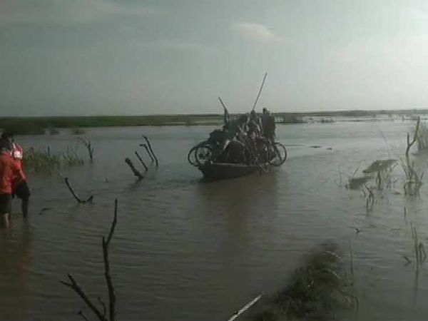 कुशीनगर में बीती रात 100 से ज्यादा लोग में पानी में फंस गए थे। NDRF ने रेस्क्यू कर बचाया।
