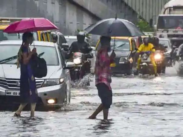 मुंबई में बुधवार को जमकर बारिश हुई थी। इसके बाद सड़कों पर पानी भरा गया था।