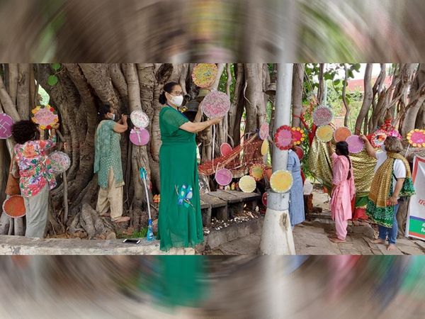 पेड़ बचाने का संदेश देते पेड़ पर पोस्टर लगाए