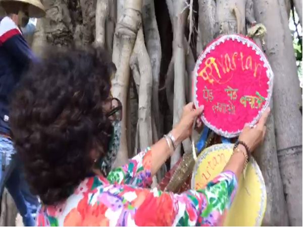 पेड़ों को बचाने से लोग सुरक्षित रहेंगे।