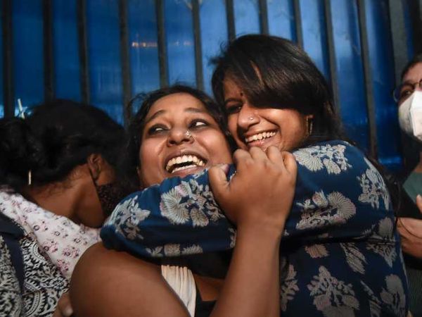 तिहाड़ जेल से बाहर आने के बाद देवांगना कालिता और नताशा नरवाल खुशी मनाते हुए।