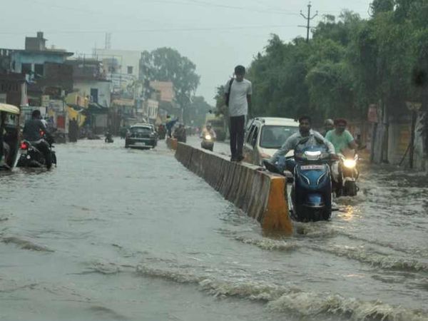 झमाझम हुई बारिश के बाद वाराणसी में सड़कें पानी से भरा गईं।
