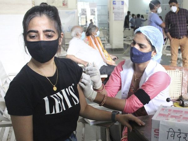 स्वास्थ्य मंत्रालय के मुताबिक, पिछले 24 घंटे में एक्टिव केसेज की संख्या घटकर 7.98 लाख हो गई है। - Dainik Bhaskar