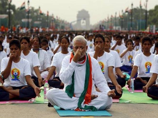 दिल्ली के राजपथ पर हजारों लोगों के बीच योग करते प्रधानमंत्री नरेंद्र मोदी।