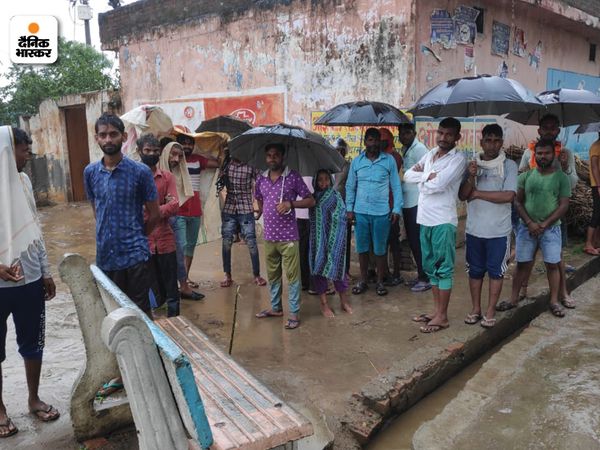 मीरापुर खादर गांव में बाढ़ का खतरा है. जिसको देखते हुए ग्रामीण सहमे हुए हैं।