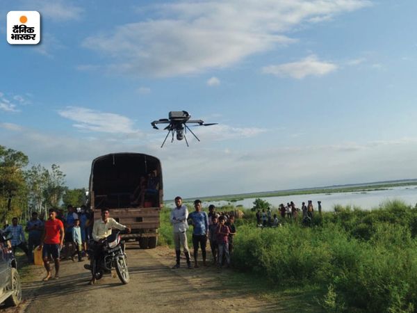गंगा और अलर्ट पर रखे गए गांव की निगरानी ड्रोन कैमरों से भी की जा रही है।