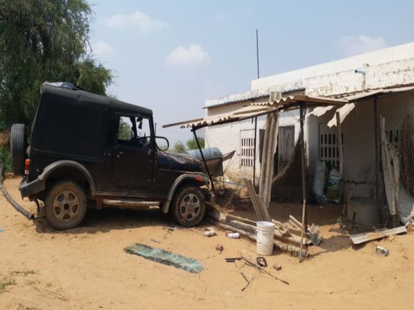 अलीपुर गांव में क्षतिग्रस्त वह गाड़ी, जिसमें हिस्ट्रीशीटर व उसके साथी आए थे। यहीं उसकी हत्या कर दी गई। - Dainik Bhaskar