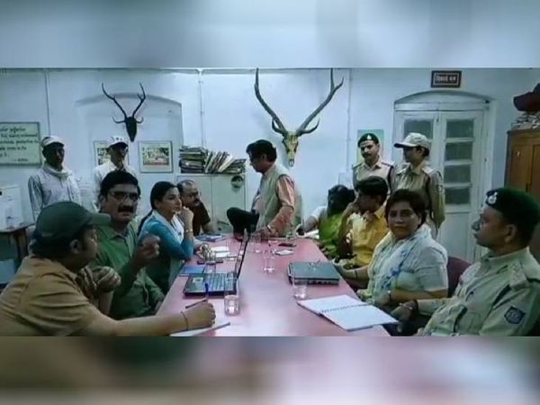 सीसीएफ ऑफिस में मीटिंग में विद्या बालन के साथ सिद्धार्थ दुबे, मानू यादव और वन अमला।