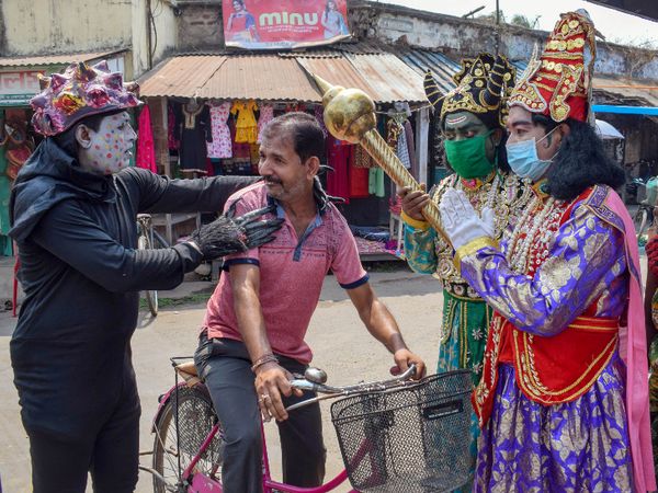 यह फोटो पश्चिम बंगाल के नादिया की है। यहां बिना मास्क के घूम रहे लोगों को कुछ इस तरह कोरोना प्रोटोकॉल का पालन करने की हिदायत दी जा रही है। - Dainik Bhaskar