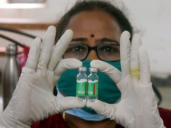प्रोफेसर पोलार्ड ने कहा- ने कहा कि वैक्सीन की किल्लत की स्थिति में कम संख्या में लोगों की बेहतर सुरक्षा की बजाय अधिक से अधिक लोगों के लिए सुरक्षा के उपाय सुनिश्चित करने का प्रयास किया जाना चाहिए। - Dainik Bhaskar