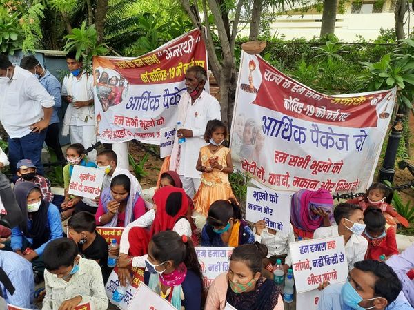सीएम हाउस के ठीक बाहर किरोड़ी मीणा के साथ धरने पर बैठे अनाथ बच्चे।