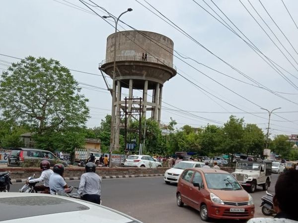 महिला और लड़के को टंकी पर चढ़ता देख लोगों की भीड़ लग गई।