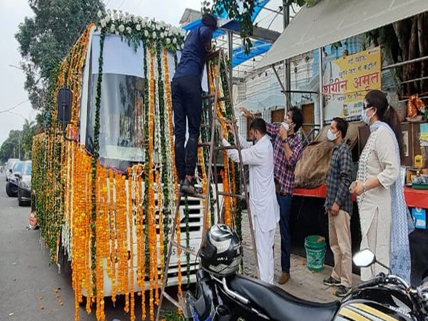 शव वाहन को सेक्टर-8 गुरुद्वारा साहिब के पास सजाया जा रहा