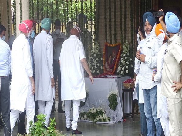 सीएम पंजाब अपने मंत्रियों के साथ पहुंचे