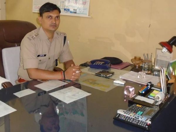 यह तस्वीर उत्कृष्ट पांडेय की है जो नौकरी को छोड़कर चंदन की खेती कर करोड़ों रुपए कमा रहे हैं।