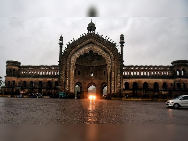 लखनऊ में बीते 24 घंटे से लगातार हो रही बरसात।